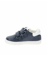 Sneaker in pelle blu navy con doppie fascette in Velcro, suola in gomma bianca e interno imbottito beige. Accentuato da dettagli bianchi sul tallone.