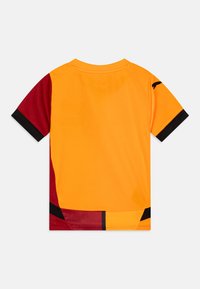 Maglia sportiva a maniche corte arancione con accenti rossi e neri. Presenta un colletto rotondo e orli delle maniche a contrasto. Texture liscia.