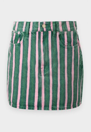 Īsa džinsa svārki ar vertikālām rozā un zaļām svītrām, priekšējām kabatām, jostas cilpām un pogas aizdari viduklī.