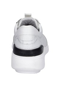Weißer Ledersneaker mit einer strukturierten Fersenkappe in Schwarz und einem Zuggurt an der Rückseite für einfaches Anziehen.