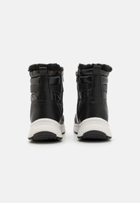 Sorte polstrede ankelstøvler med faux fur-b trim ved kraven, lynlåslukning og en kontrasterende hvid gummisål. Struktureret syntetisk overdel.