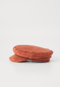 Oranje textuurhoed met een platte kroon en korte rand, voorzien van een decoratieve knop aan de zijkant. Het materiaal lijkt zacht en pluche.