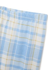 Pantalones cortos de algodón azul claro con un diseño de cuadros y acentos en blanco y amarillo. Cintura elástica con un detalle de costura visible.