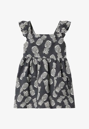 Tmavě šedé šaty s bílým vzorem ananasů; mají volánkové ramínka, upevněný korzet a sukni ve tvaru A s kapsami.