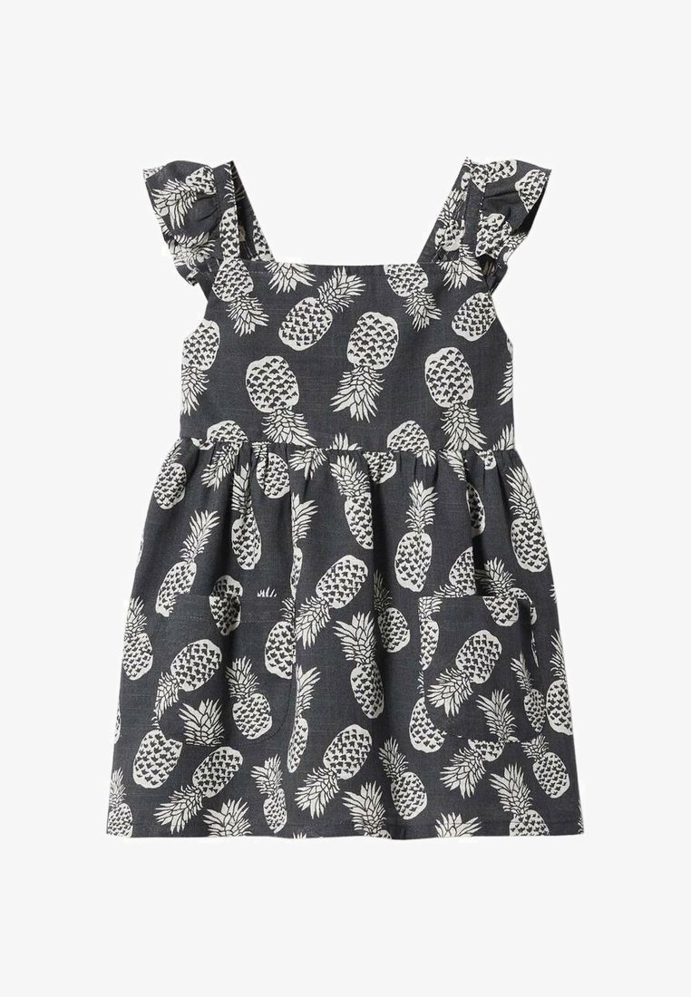 Tmavě šedé šaty s bílým vzorem ananasů; mají volánkové ramínka, upevněný korzet a sukni ve tvaru A s kapsami.