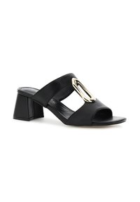 Sandalias de tacón de cuero negro con puntera abierta, que cuentan con una banda ancha y un acento metálico dorado. Tacón cuadrado y textura suave.