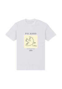 Bílá bavlněná trička s černým obrysovým výkresem holubice, s nápisy "PABLO PICASSO," "HOLUBICE MÍRU" a "1949" vytištěnými nahoře a dole.