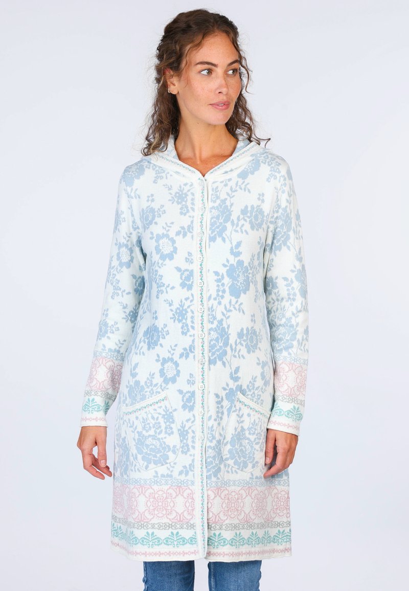 Langer Strickcardigan in Hellblau mit floralen Mustern, ausgestattet mit einer Kapuze, Taschen und dekorativen Akzenten in Rosa und Grün.