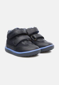 Zwarte leren hoge schoenen met twee klittenbandstrips, blauwe accenten op de zool, ronde neus en een gestructureerde afwerking.