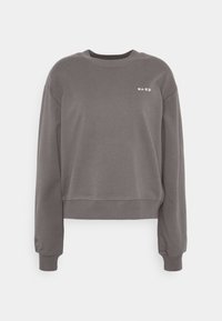 Grå kortad sweatshirt i bomull, med långa ärmar och rundad halsringning. Liten vit text "NA-KD" på bröstet.