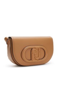 Bolso cruzado de cuero de color marrón con forma redondeada, detalle de logotipo grabado y costuras en contraste. Cierre de solapa y perfil delgado con una correa para el hombro.