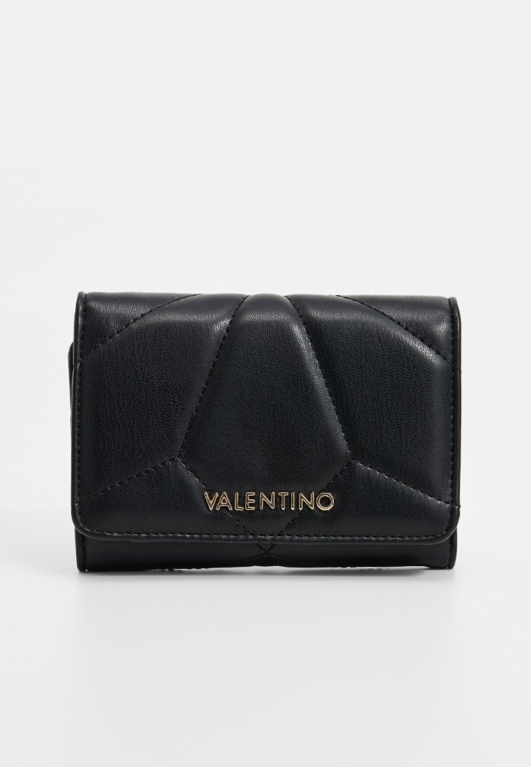 Schwarze Lederbörse mit einem geometrischen Steppmuster, das ein goldfarbenes "VALENTINO"-Logo in der unteren Mitte präsentiert. Kompakte, rechteckige Form.