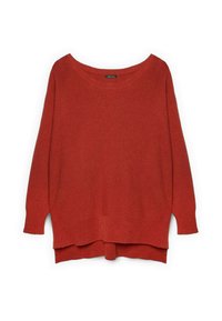 Maglione rosso oversize con scollo ampio, polsini a coste e schiena leggermente più lunga. Texture morbida e vestibilità rilassata.