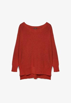 Punainen ylisuurikokoinen neulepaita leveällä pääntiellä, resorirannekkeilla ja hieman pidemmällä takakannalla. Pehmeä rakenne ja rento istuvuus.