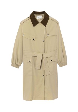 Trench-coat beige ceinturé avec col marron foncé, poches à rabat boutonnées, fermetures à pression et manches longues élastiquées.