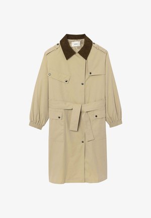 Trench-coat beige ceinturé avec col marron foncé, poches à rabat boutonnées, fermetures à pression et manches longues élastiquées.