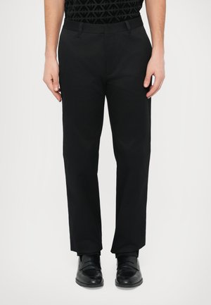 - Spodnie materiałowe