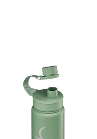 Groene roestvrijstalen waterfles met een flip-top dop, geïntegreerde riem en een gladde matte afwerking. Bevat een smalle drinkopening.