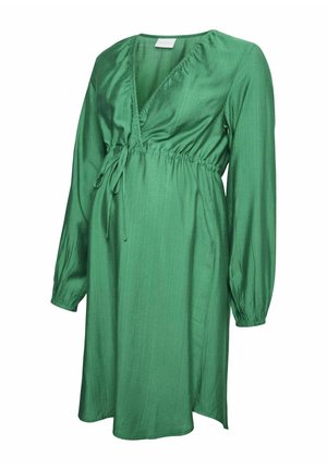 Vestido verde de longitud hasta la rodilla hecho de tela texturizada; presenta un escote en V profundo, cintura ajustada con un lazo y mangas largas abullonadas.