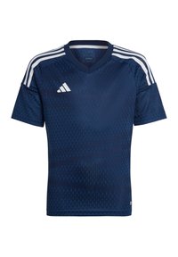 Marineblaues Sporttrikot mit V-Ausschnitt, strukturiertem Muster, kurzen Ärmeln und drei weißen Streifen auf jeder Schulter; mit Adidas-Logo.