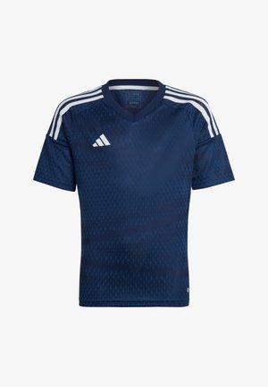 Maglia sportiva blu navy con scollo a V, motivo testurizzato, maniche corte e tre strisce bianche su ciascun spalla; presenta il logo Adidas.