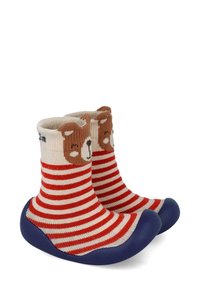 Calcetines de punto con rayas rojas y blancas, que presentan la cara de un oso marrón en el puño y una suela de goma azul marino para mayor agarre. Textura de tela suave.