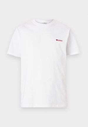 Tricou alb cu mânecă scurtă și guler rotund, cu un mic inimioară roșie și textul "ARKK" pe partea stângă a pieptului.