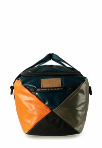 Bolsa multicolor hecha de materiales texturizados; cuenta con paneles azules, naranjas, verdes y negros, con una cremallera superior y un asa trenzada.