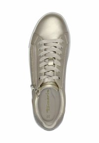 Sneaker in pelle beige con finitura liscia, pannello laterale testurizzato, punta rotonda e lacci elasticizzati. Presenta una cerniera laterale per un accesso facile.