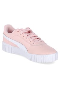 Różowe syntetyczne sneakersy z białym paskiem, zaokrąglonym noskiem, sznurowanym fasonem oraz teksturowaną białą gumową podeszwą z pionowymi rowkami.