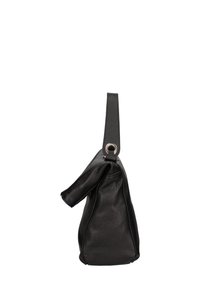 Zwarte leren tas met een gestructureerde afwerking, een enkele schouderriem en een aangetrokken sluiting aan de bovenkant, met een zilveren accentring.