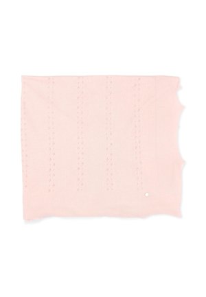 Poncho rectangulaire en maille rose clair avec des motifs en dentelle verticale et une petite étiquette ronde en argent près du bord inférieur.