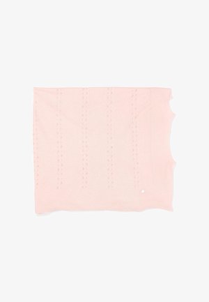 Poncho rettangolare rosa chiaro lavorato a maglia con motivi verticali traforati e una piccola targhetta rotonda d'argento vicino al bordo inferiore.