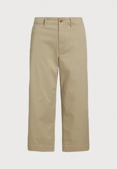 Pantalones de algodón beige con corte recto, que cuentan con cierre de botón y bolsillos laterales, acabados con dobladillos limpios y una textura suave.