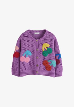 Lila offene Strickjacke mit Holzknöpfen und bunten gehäkelten Kirsch-Applikationen in Rot, Pink, Grün, Gelb und Blau.