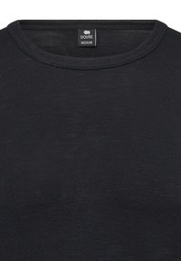 Sort kortærmet skjorte med rund halsudskæring, lavet af et tekstureret stof. Mærket læser "DOVRE" i medium størrelse.