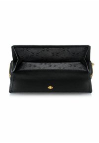 Czarna skórzana portmonetka z teksturowanym wnętrzem. Posiada złote zapięcie na zatrzask oraz przestronną przegrodę na karty i gotówkę.