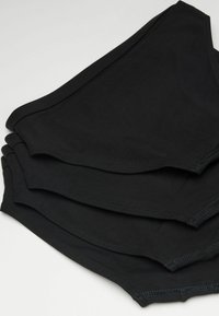 Schwarze Baumwoll-Unterwäsche in Briefform gestapelt, mit glatter Textur, elastischem Bund und einfachem, nahtlosem Design.