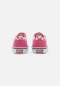 Scarpe slip-on in suede rosa con un motivo a scacchi bianco nella parte superiore e una suola in gomma bianca con dettagli neri.