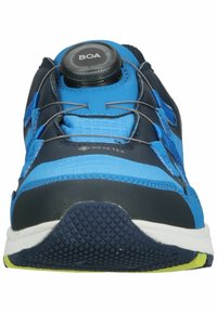 Scarpa sportiva blu e navy con tomaia texturizzata, sistema di allacciatura BOA e suola in gomma resistente con grip a motivo.