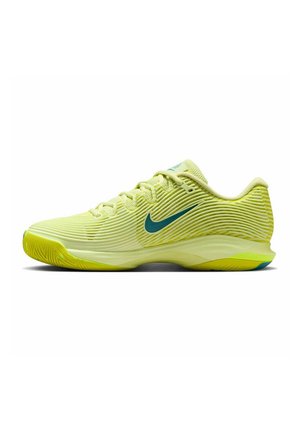 Helle gelbe Sportschuhe mit strukturiertem Obermaterial, einem blauen Nike-Swoosh und einer geschwungenen Sohle. Verfügt über ein atmungsaktives Design und ein Schnürsystem.