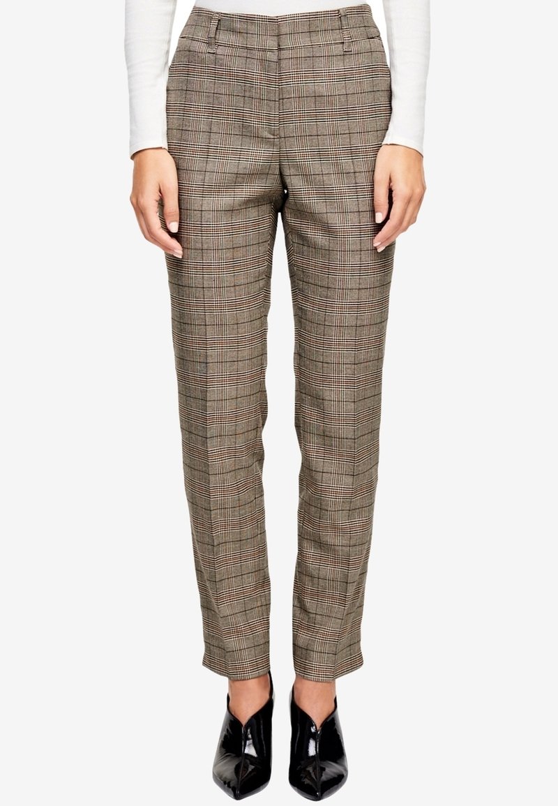 Pantalon à carreaux marron avec une coupe ajustée, présentant un mélange de lignes beige, brun foncé et blanches. Texture lisse et poches avant.