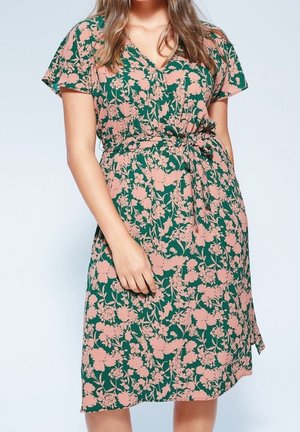 Robe portefeuille en tissu vert avec des fleurs roses. Elle présente des manches courtes, un décolleté en V et une ceinture à la taille pour un look ajusté.
