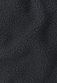 Tessuto in pile grigio scuro con superficie testurizzata, caratterizzato da un aspetto morbido e soffice e da un pelo uniforme e denso su tutta la superficie.