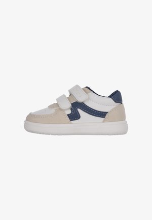 Sneaker bianca e beige con dettagli blu navy, caratterizzata da una tomaia in suede e pelle, doppie fasce in Velcro e suola in gomma lavorata.