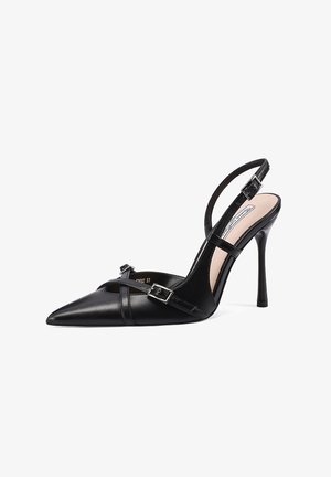 Slingback in pelle nera con tacco alto, punta affusolata, dettagli con fibbie e una texture liscia. Presenta un sottile cinturino alla caviglia e un tacco a spillo.