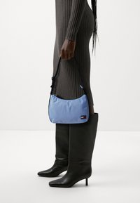 Tommy Jeans DAILY - Bolso de mano - moderate blue