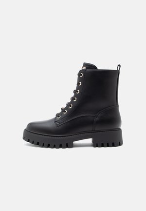 Guess FIONAA - Botine cu platformă - black
