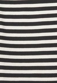Tissu rayé noir et blanc avec des lignes horizontales ; les rayures alternent entre des épais noirs et des fins blancs. Texture de coton douce.