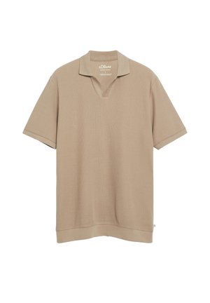 Polo beige à manches courtes avec col en V ouvert, ourlet droit et détails subtils de couture, présenté sur fond blanc.